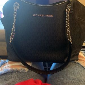 Like new Micheal Kors pocket book!!!